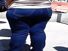 Un maturo con alcuni nalgotas