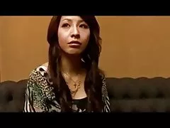 Moglie di celebrità diventa dipendente da giovane ospite...