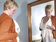 Cornea casalinga olandese che gioca con il suo giocattolo