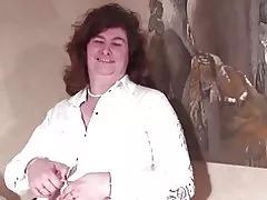 Grande vecchia nonna con vagina pelosa