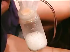 Latte di pompe doppie latina dai capelli lunghi sexy dal suo seno gonfio