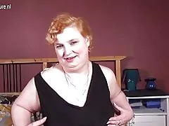 Tette amatoriale nonna con il giocattolo preferito nero