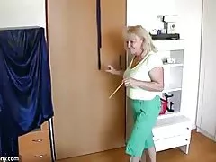 Oldnanny paffuto maturo con vecchio maturo sta giocando con la figa